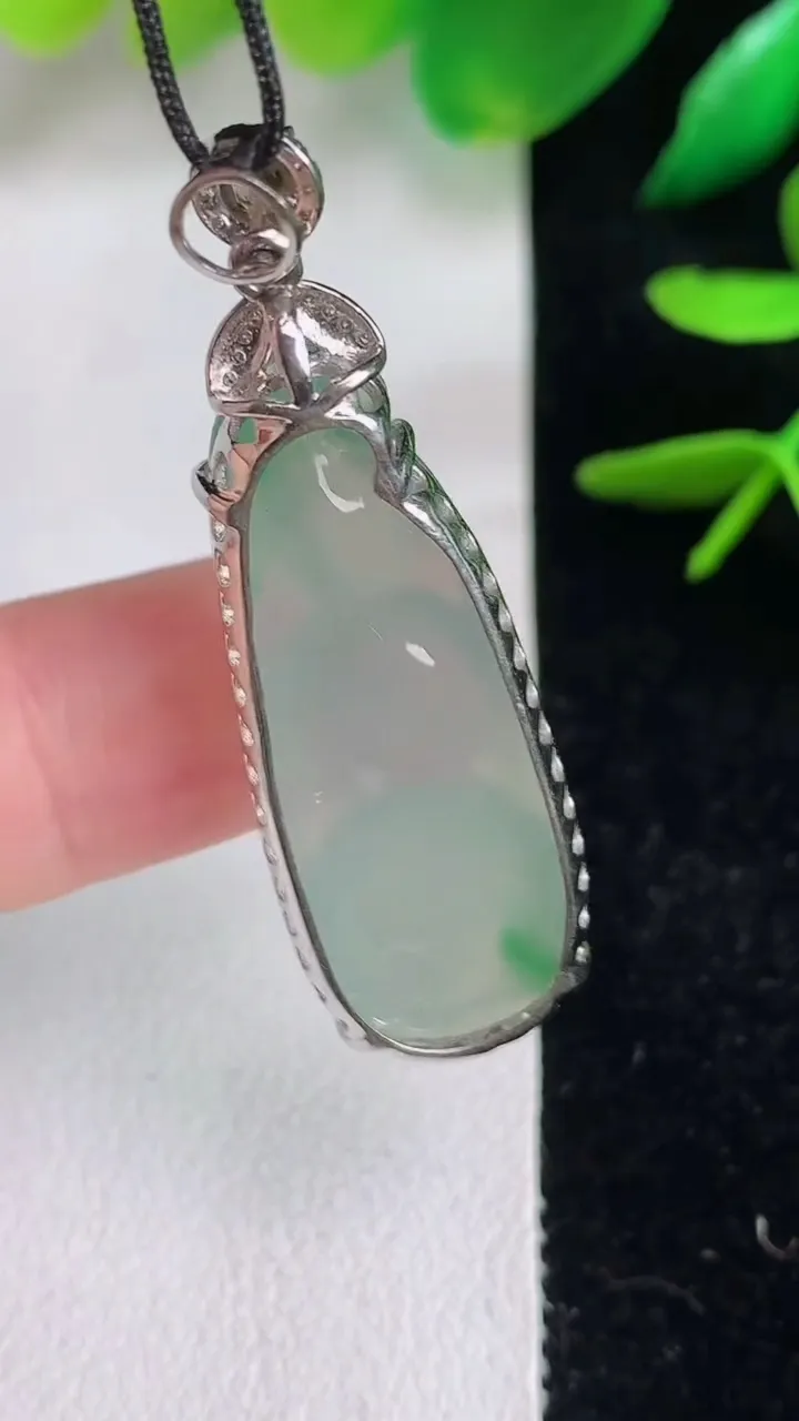 天然A货翡翠福豆吊坠，尺寸32.6-13-8，重量:6.12g
6月15日
