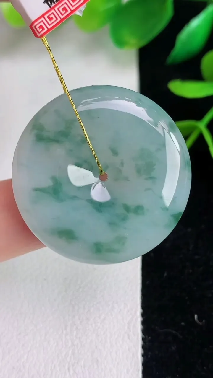 天然A货翡翠飘花平安扣吊坠，尺寸28.7-5.3，重量:10.40g
6月15日