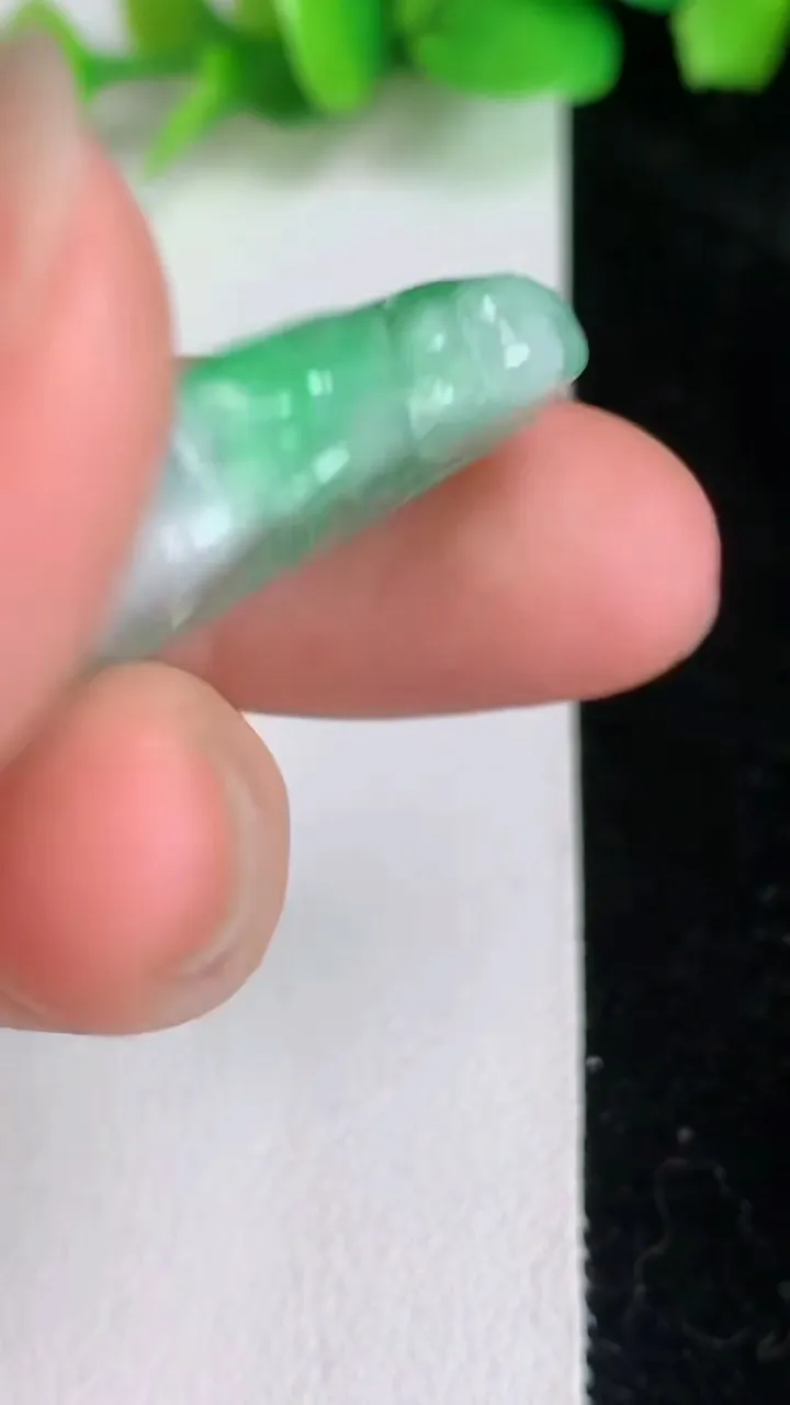天然A货翡翠和和美美 荷花吊坠，尺寸31.2-22.6-6.4，重量:9.46g
6月15日