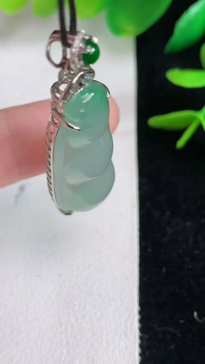 天然A货翡翠福豆吊坠，尺寸32.6-13-8，重量:6.12g
6月15日