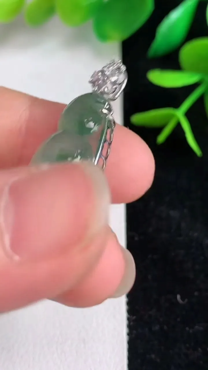 天然A货翡翠福豆吊坠，尺寸28-13.6-7.7，重量:4.07g
6月15日