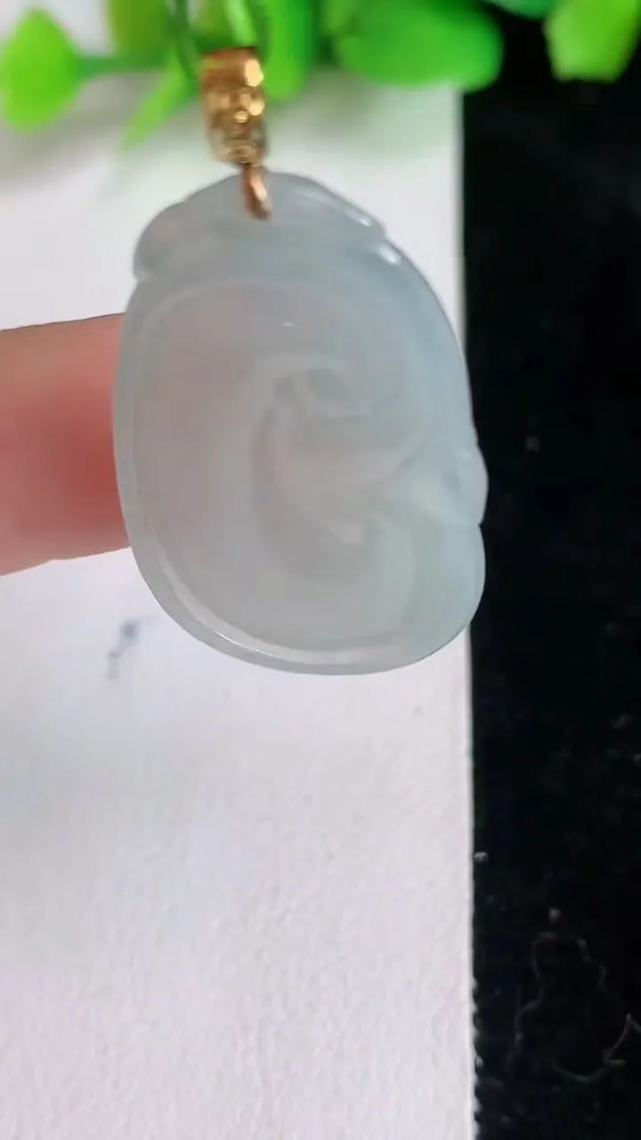 天然A货翡翠如意吊坠，尺寸33.6-18.5-4.4，重量:5.37g
6月15日
