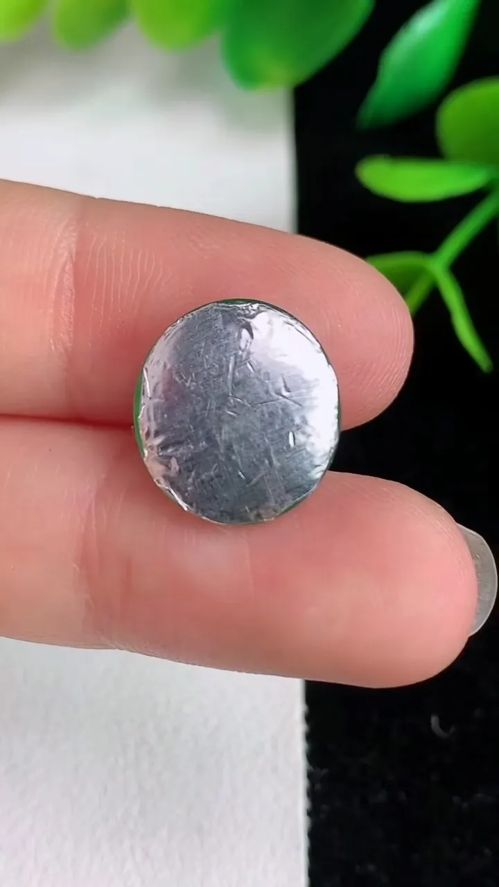 天然A货翡翠蛋面镶嵌件，尺寸13.4-6.4，重量:1.88g
6月15日