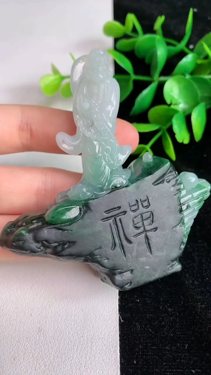 天然A货翡翠达摩小摆件，尺寸79.8-76-12.5，重量:82.78g
6月15日