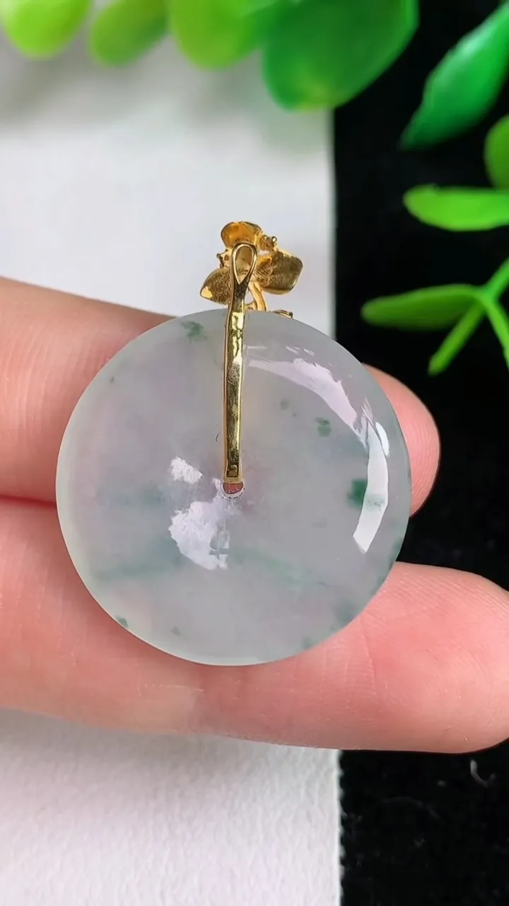 天然A货翡翠18k金飘花平安扣吊坠，尺寸24.3-4.3，重量:5.33g
6月15日