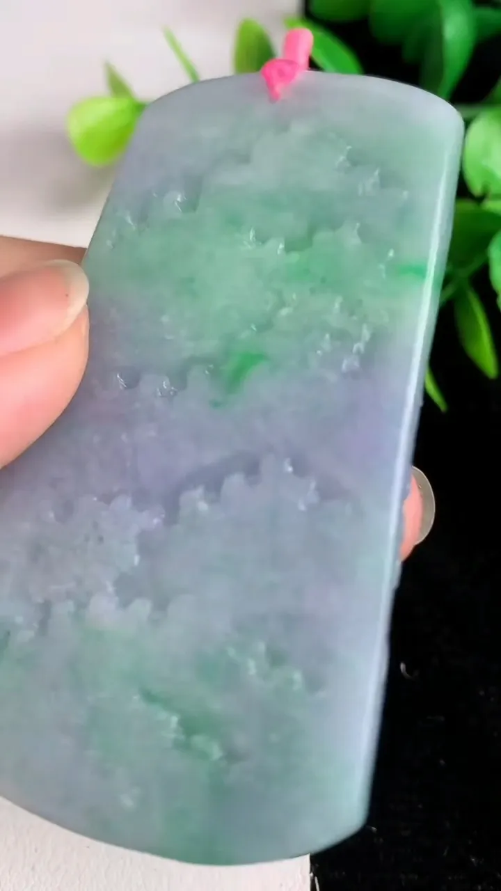 天然A货翡翠春带彩紫罗兰山水牌吊坠，尺寸68.4-40.3-5.4，重量:37.42g
6月15日