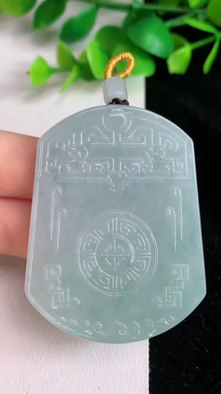 天然A货翡翠仿古无事牌吊坠，尺寸55.2-41.8-5.6，重量:35.15g
6月15日