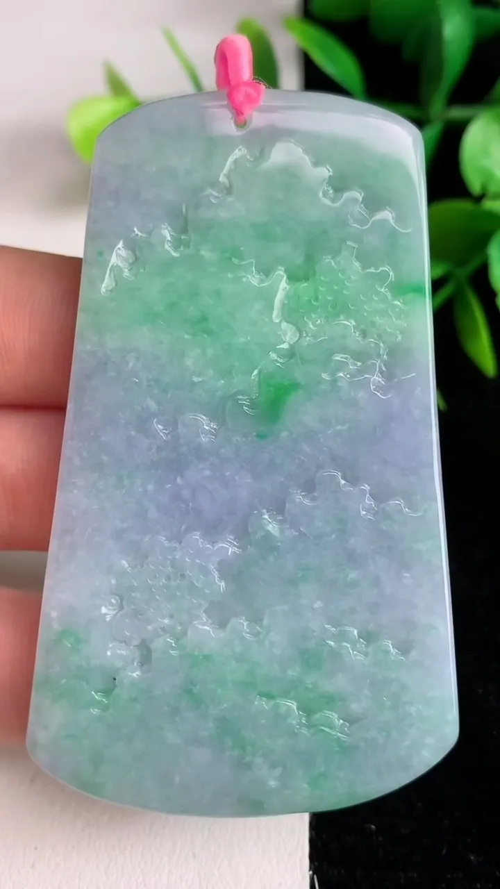 天然A货翡翠春带彩紫罗兰山水牌吊坠，尺寸68.4-40.3-5.4，重量:37.42g
6月15日