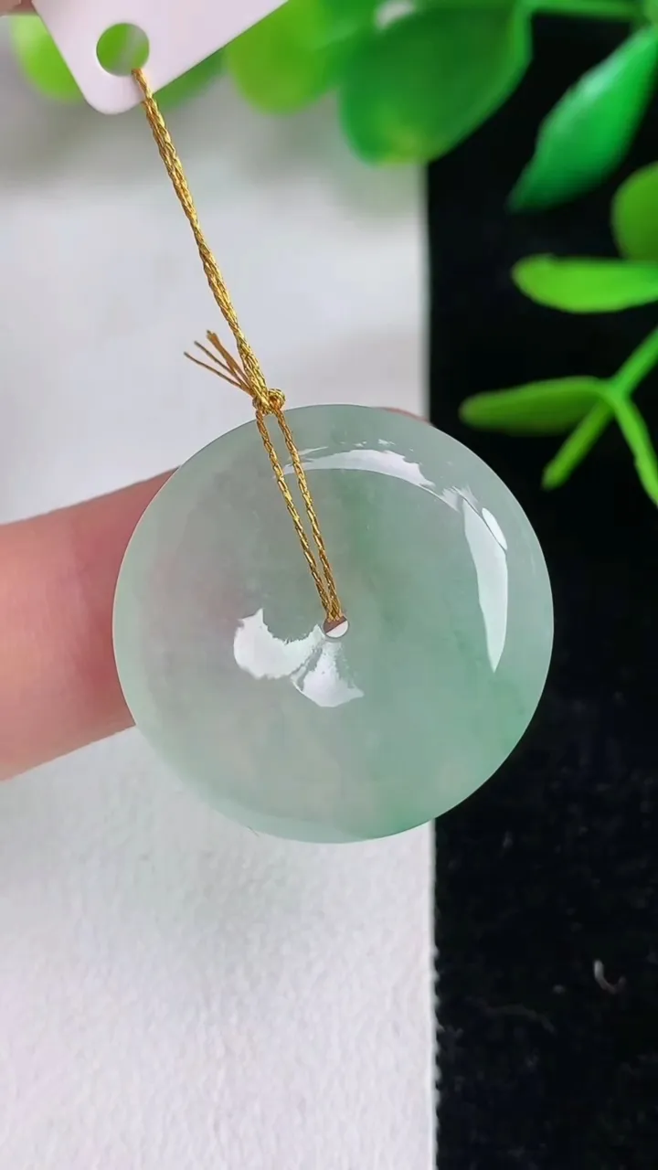 天然A货翡翠平安扣吊坠，尺寸23.7-4.7，重量:5.50g
6月15日