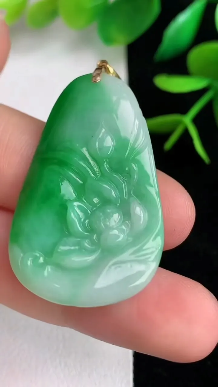 天然A货翡翠和和美美 荷叶鱼吊坠，尺寸36-23.2-5，重量:9.24g
6月15日