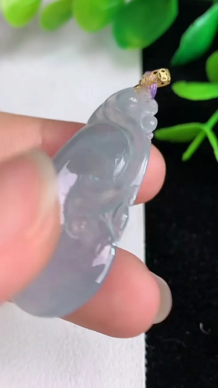 天然A货翡翠如意吊坠，尺寸39.6-20.2-7，重量:7.79g
6月15日
