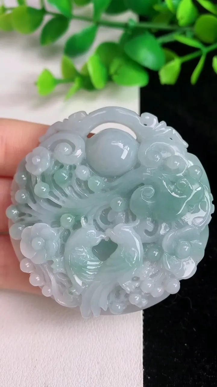 天然A货翡翠鸟语花香吊坠，尺寸55.5-54.6-12.7，重量:66.12g
6月15日