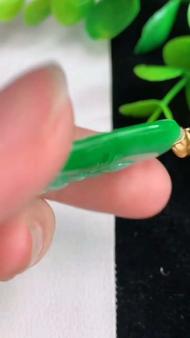 天然A货翡翠和和美美 荷叶鱼吊坠，尺寸36-23.2-5，重量:9.24g
6月15日