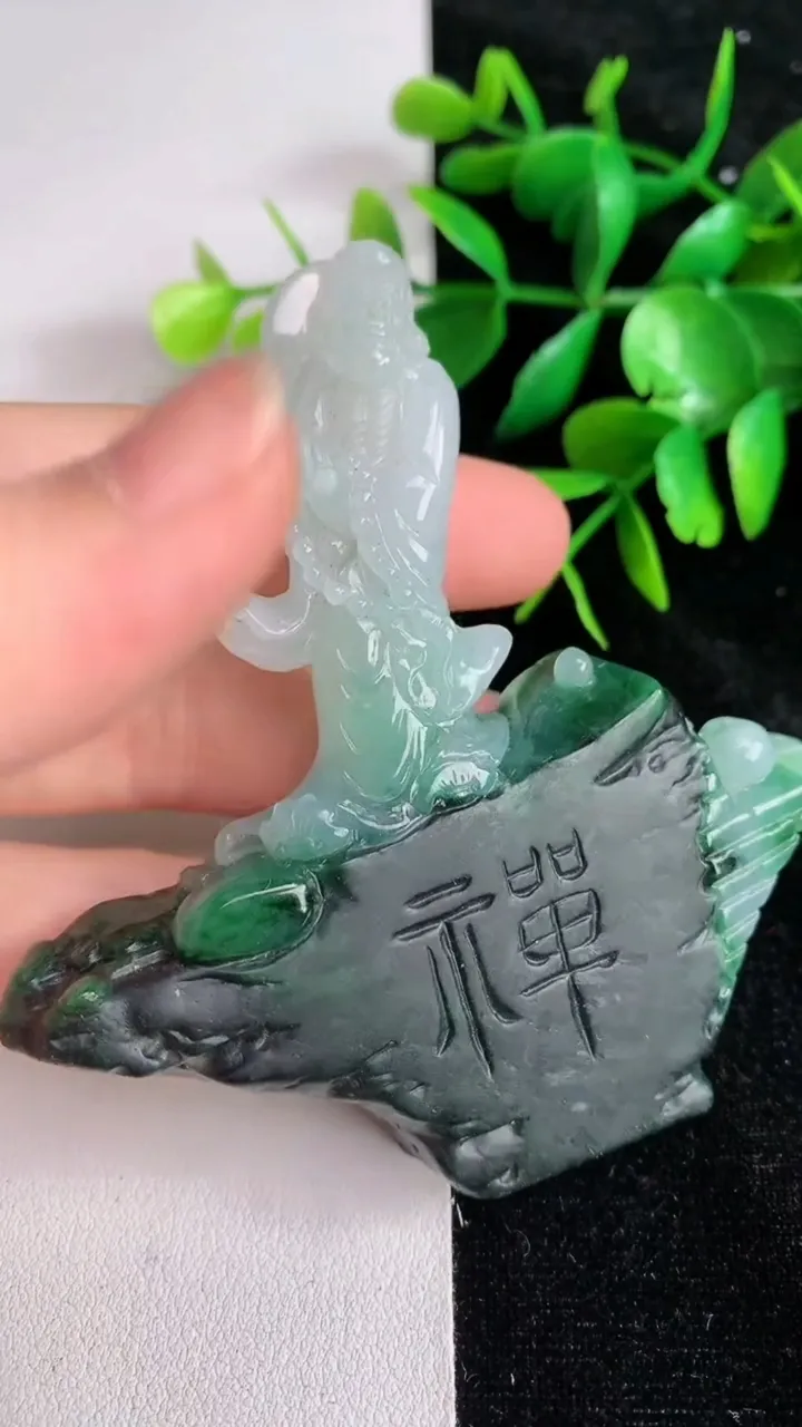 天然A货翡翠达摩小摆件，尺寸79.8-76-12.5，重量:82.78g
6月15日