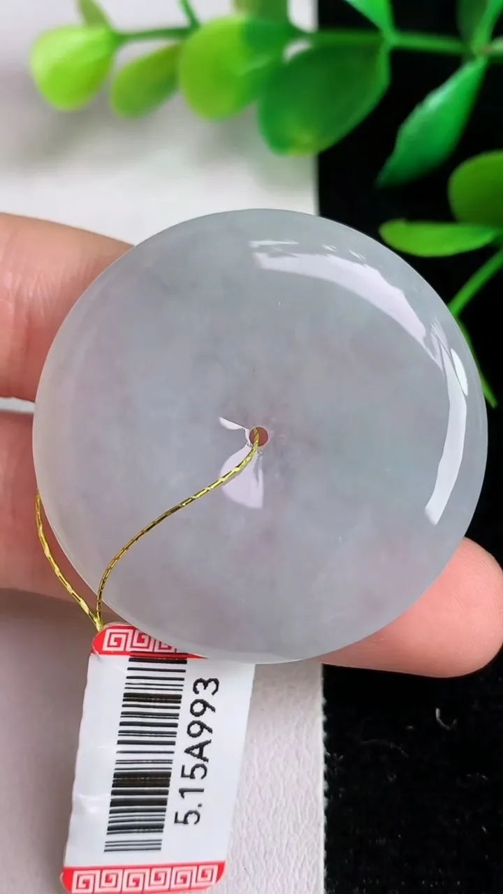 天然A货翡翠种白冰平安扣吊坠，尺寸38.5-5，重量:16.80g
6月15日