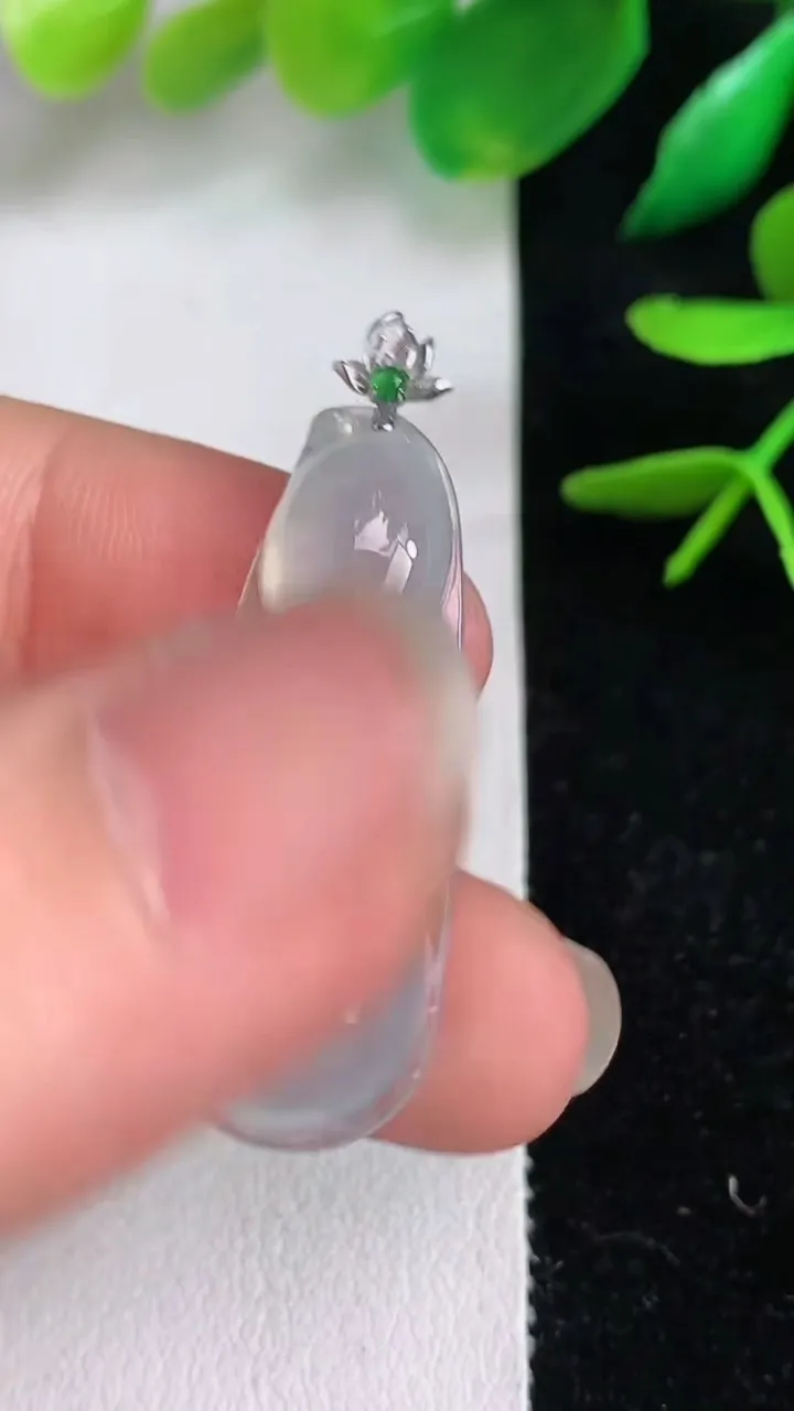 天然A货翡翠种福豆吊坠，尺寸33.4-13-6.3，重量:4.49g
6月15日