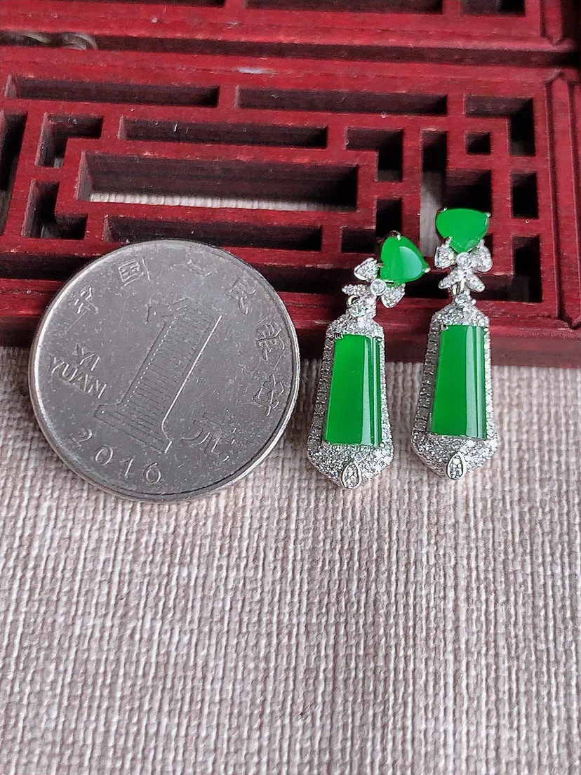 天然A货翡翠18K金伴钻镶嵌满绿无事牌耳坠 尺寸9.6×4.3×4.7mm 重量4.27g 0613
