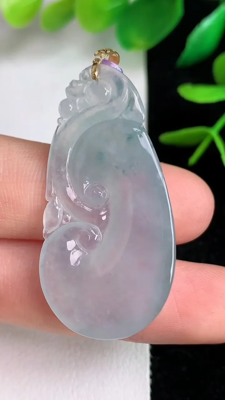 天然A货翡翠如意吊坠，尺寸39.6-20.2-7，重量:7.79g
6月15日