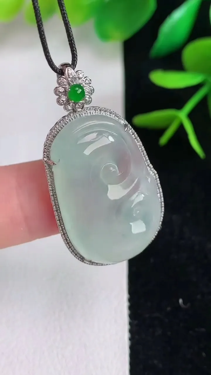 天然A货翡翠如意吊坠，尺寸33-18.6-5.7，裸石25.2-16.4重量:4.78g
6月15日