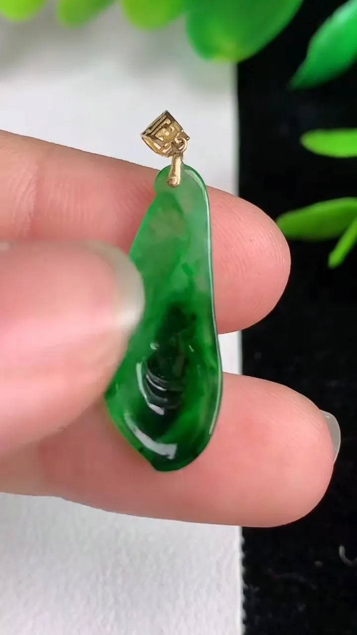 天然A货翡翠玉兰花吊坠，尺寸26-10-2.3，重量:1.06g
6月15日