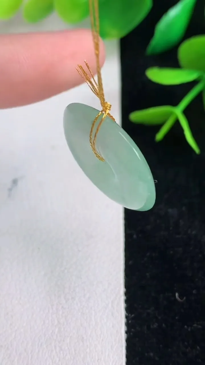 天然A货翡翠平安扣吊坠，尺寸22-4.4，重量:4.47g
6月15日