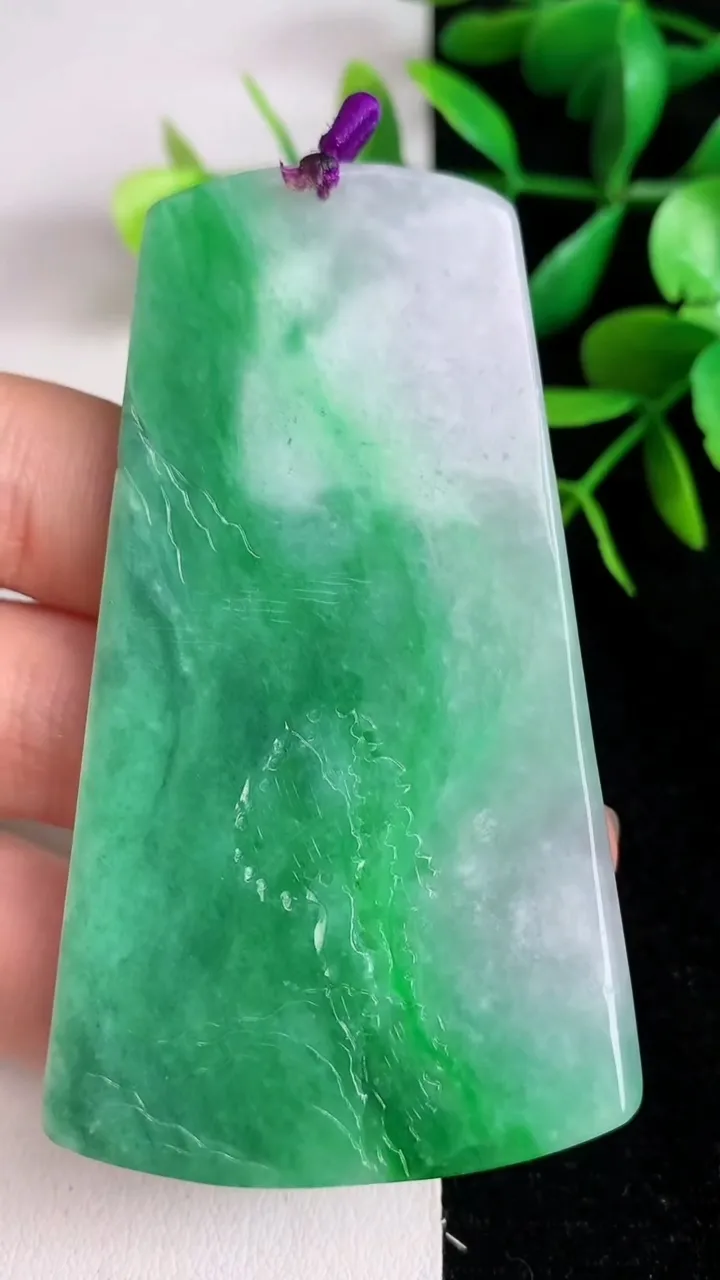 天然A货翡翠山水牌吊坠，尺寸71.5-40.5-5.8，重量:35.00g
6月15日
