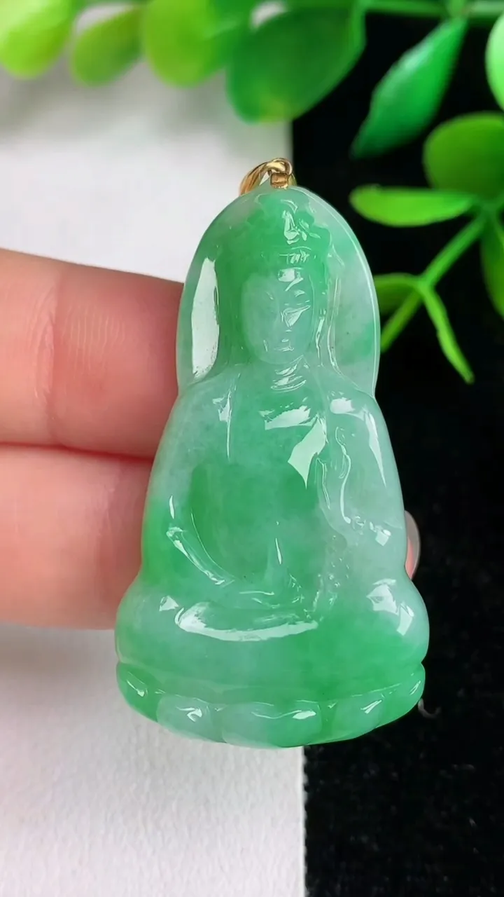 天然A货翡翠素衣观音菩萨吊坠，尺寸42.5-24-5.3，重量:10.46g
6月15日
