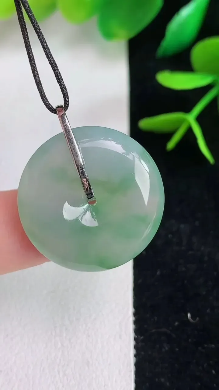 天然A货翡翠平安扣吊坠，尺寸23-5，重量:5.88g
6月15日