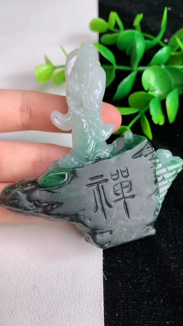 天然A货翡翠达摩小摆件，尺寸79.8-76-12.5，重量:82.78g
6月15日