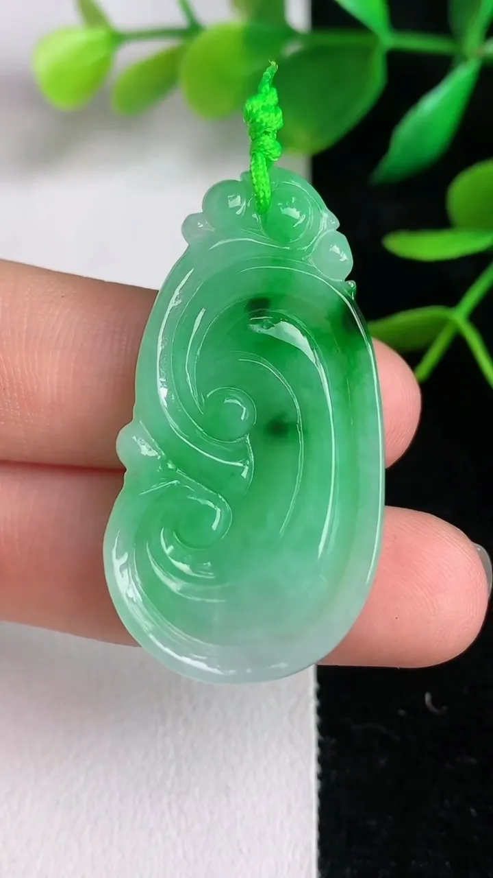 天然A货翡翠如意吊坠，尺寸39-20.7-5，重量:7.59g
6月15日