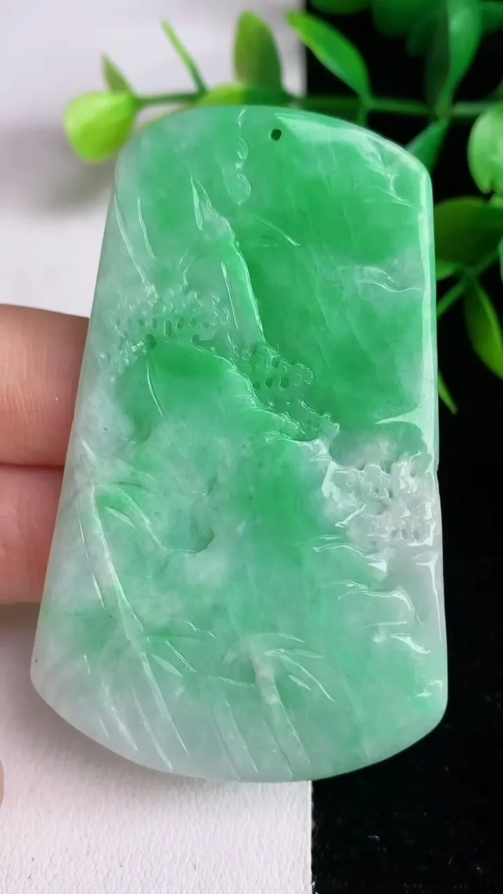 天然A货翡翠山水牌吊坠，尺寸66-41-6，重量:27.77g
6月15日