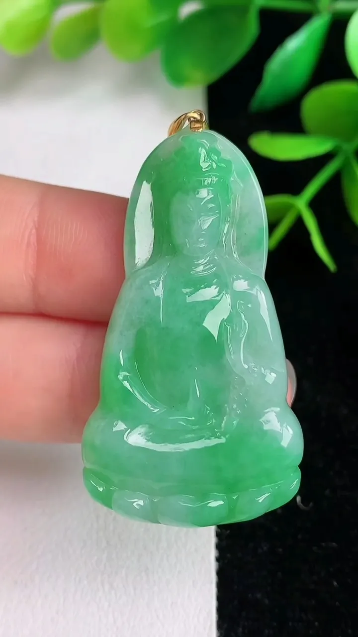 天然A货翡翠素衣观音菩萨吊坠，尺寸42.5-24-5.3，重量:10.46g
6月15日