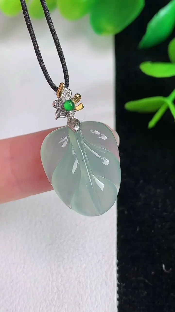 天然A货翡翠金枝玉叶叶子吊坠，尺寸19-15.5-5.4，重量:3.26g
6月15日