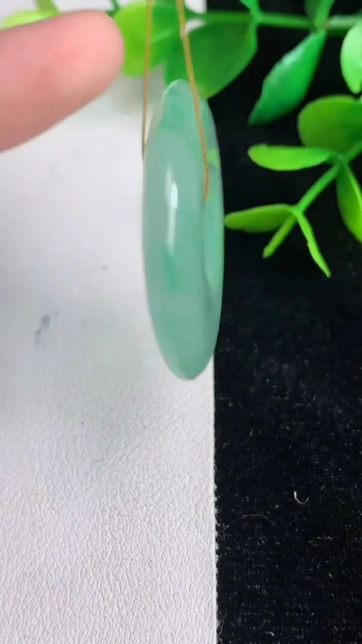 天然A货翡翠平安扣吊坠，尺寸33-6，重量:14.09g
6月15日