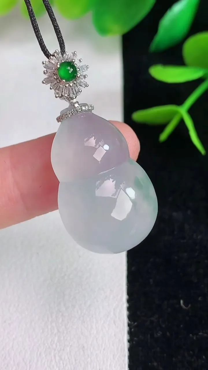 天然A货翡翠k金飘花葫芦吊坠，尺寸23.8-16-7.3，重量:5.45g
6月15日