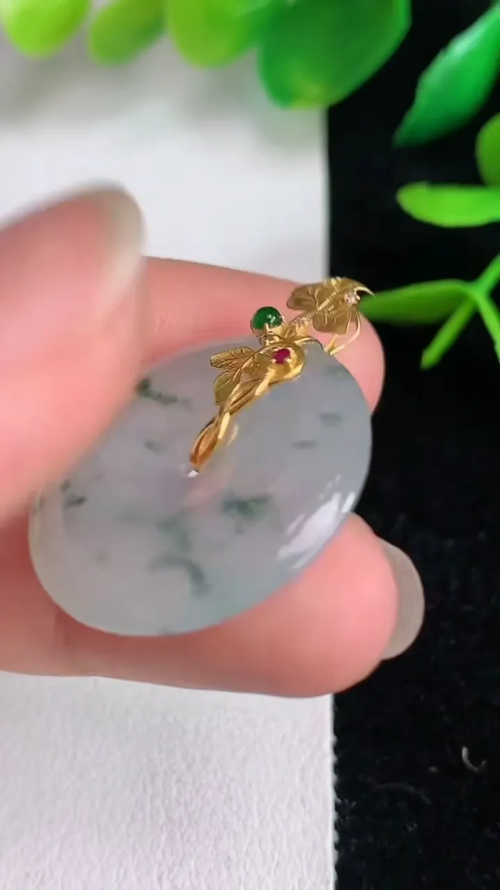 天然A货翡翠18k金飘花平安扣吊坠，尺寸24.3-4.3，重量:5.33g
6月15日
