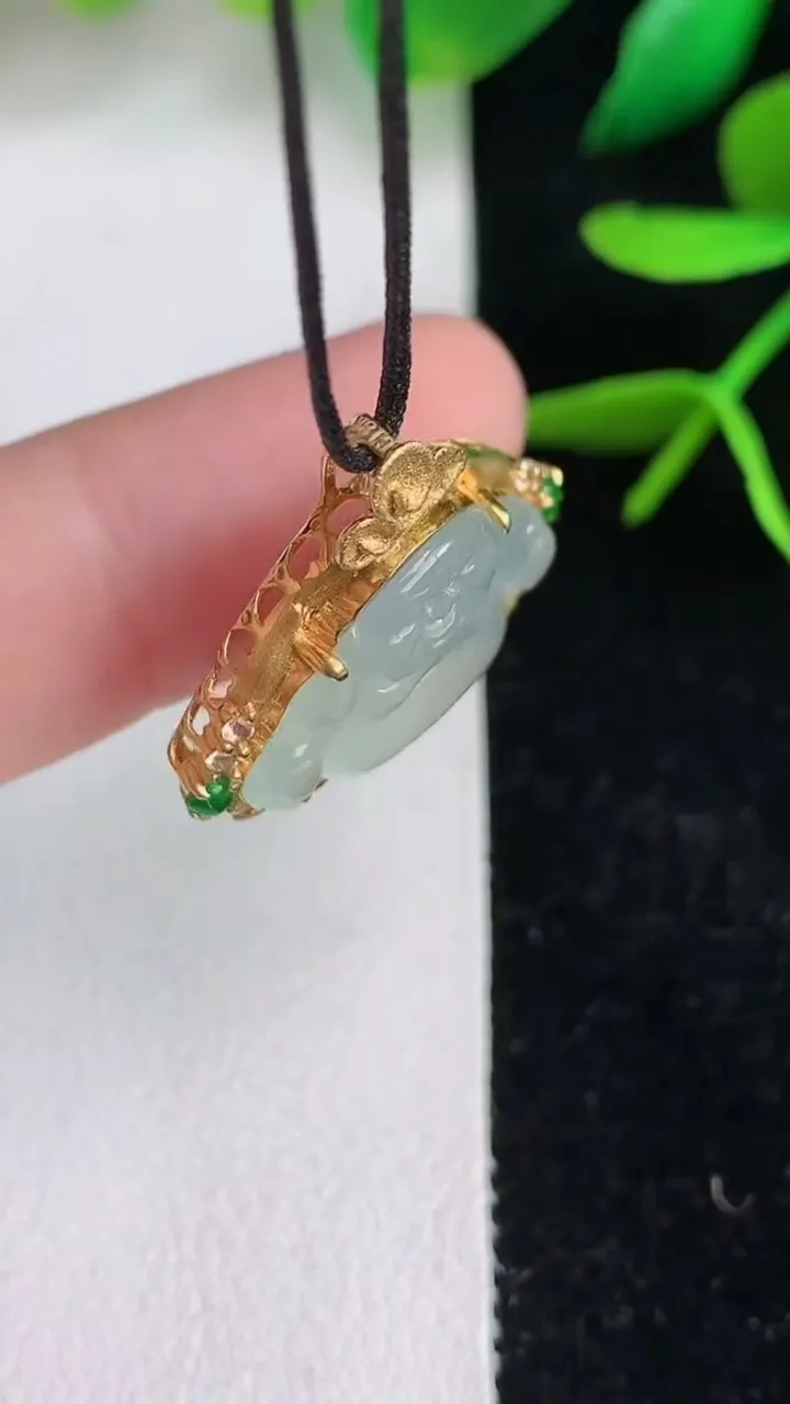 天然A货翡翠白冰佛公吊坠，尺寸20-20.4-6.4，裸石13.2-17.6重量:3.43g
6月15日