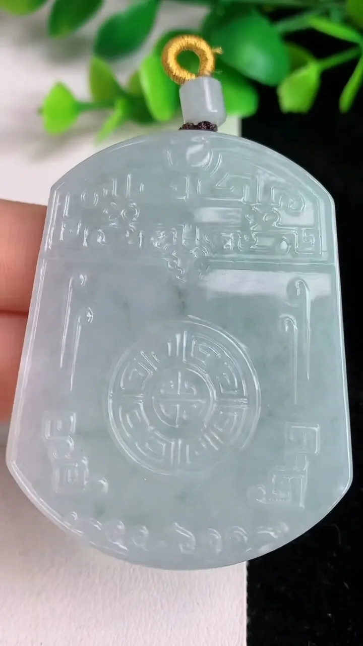 天然A货翡翠仿古无事牌吊坠，尺寸55.3-42-5.5，重量:34.15g
6月15日