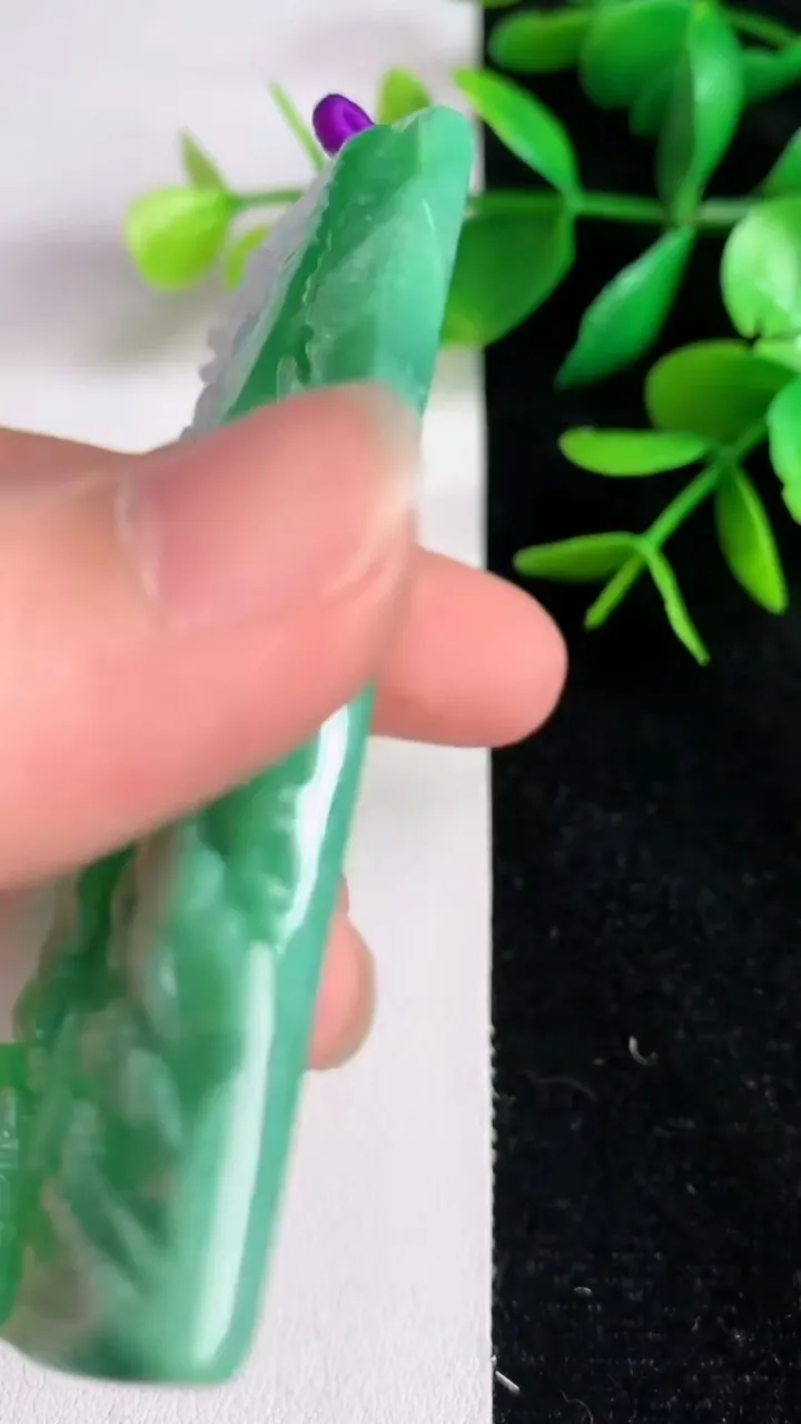 天然A货翡翠山水牌吊坠，尺寸71.5-40.5-5.8，重量:35.00g
6月15日