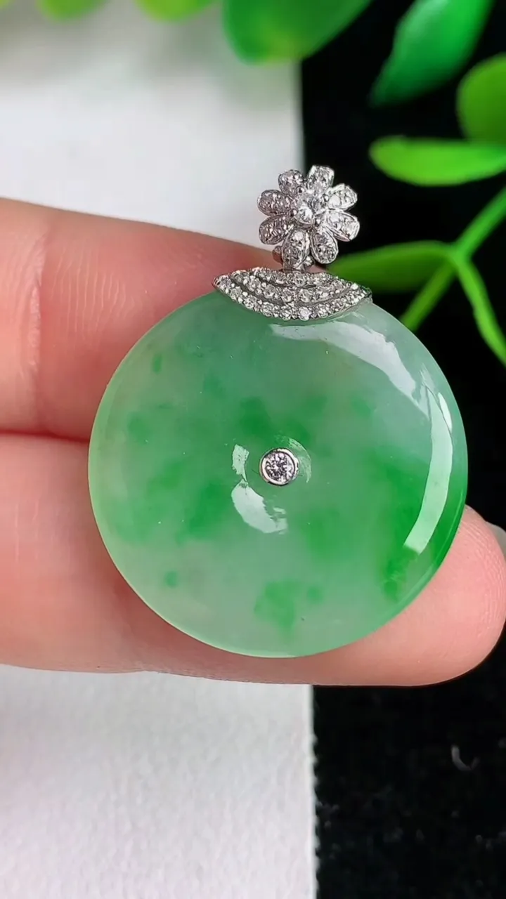 天然A货翡翠平安扣吊坠，尺寸23-3.6，重量:4.98g
6月15日