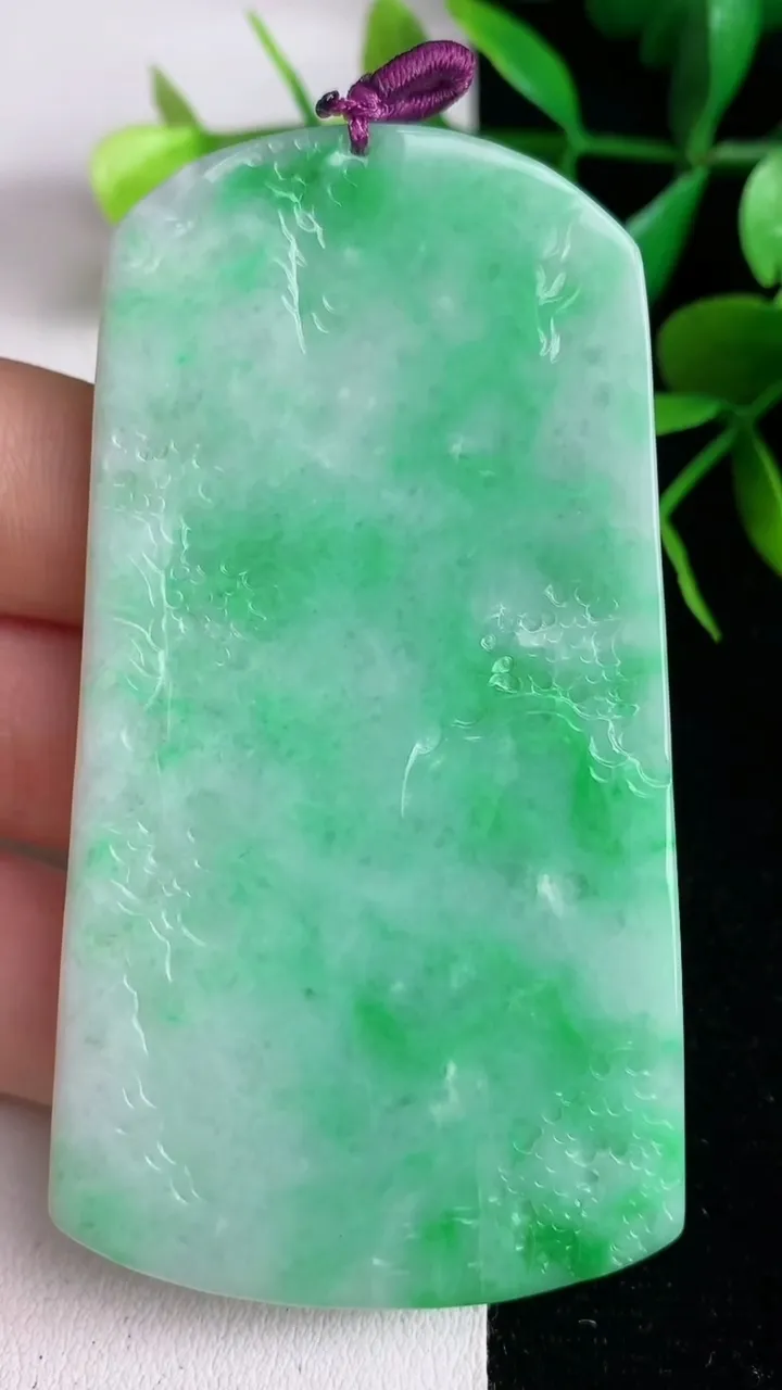 天然A货翡翠山水牌吊坠，尺寸73-39.2-5.8，重量:39.00g
6月15日