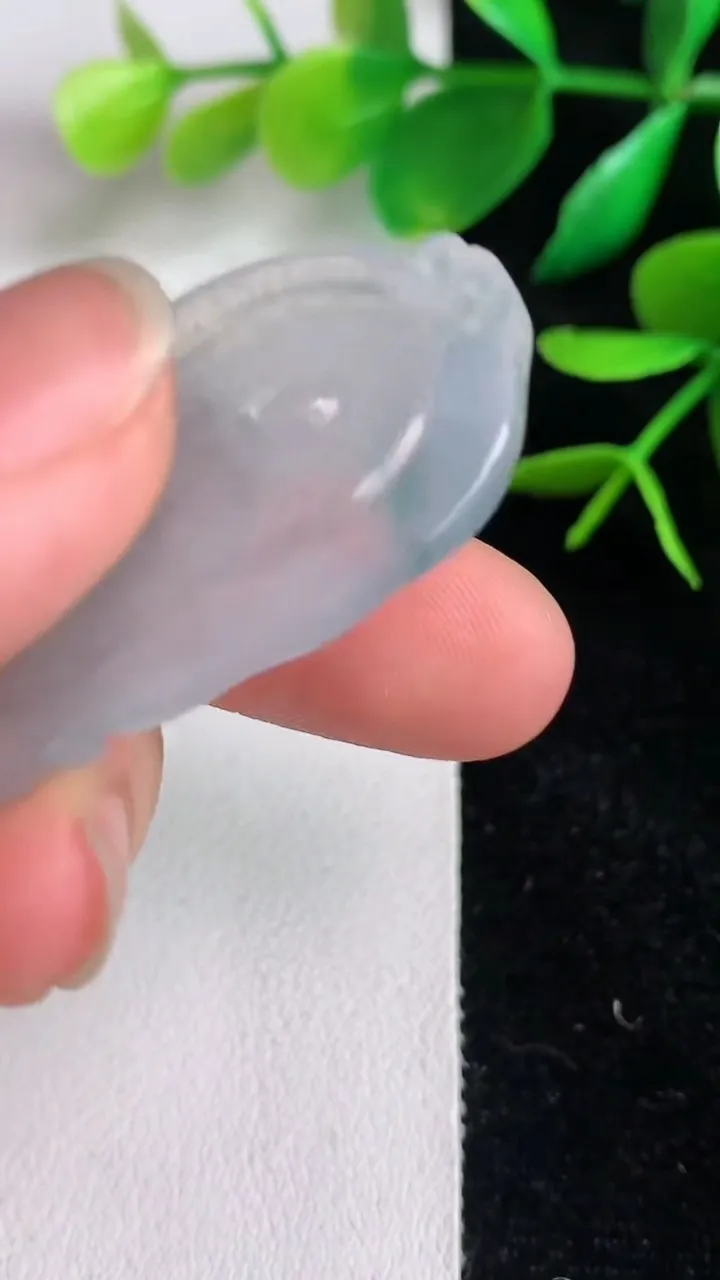 天然A货翡翠飘花观音菩萨吊坠，尺寸60.6-20.2-5.8，重量:14.31g
6月15日