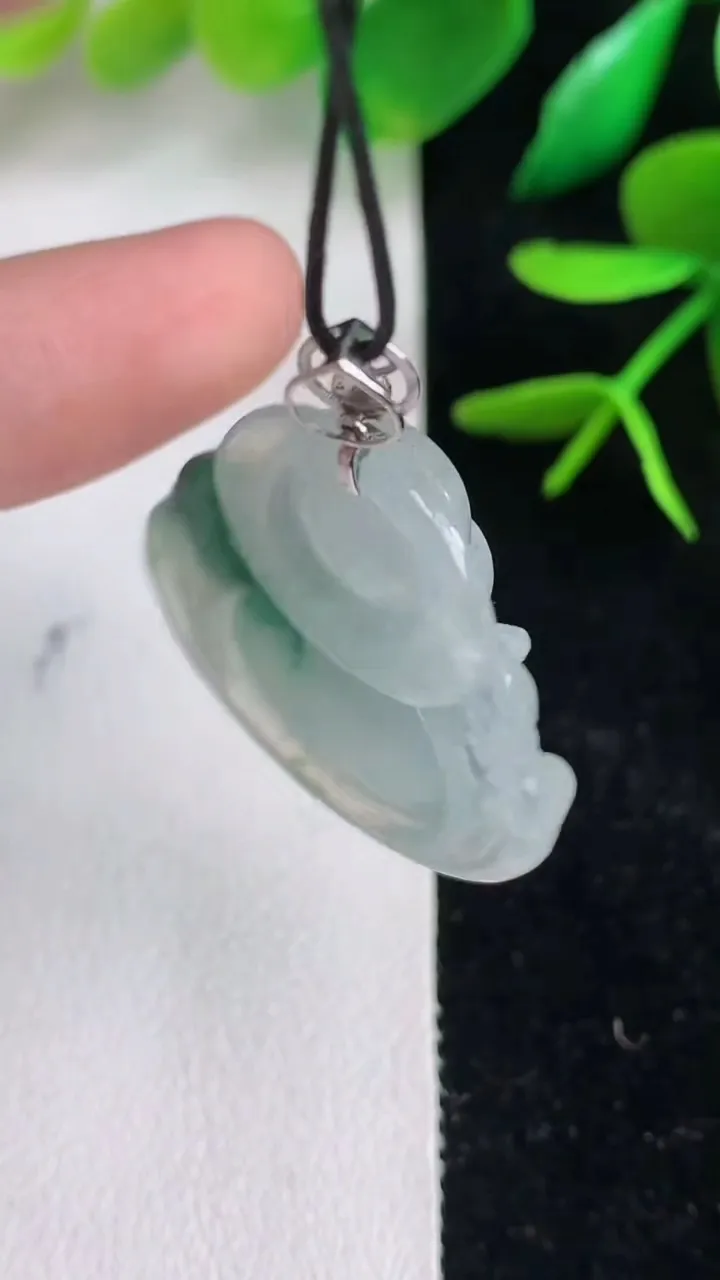 天然A货翡翠飘花佛公吊坠，尺寸26.7-28.2-6，重量:6.73g
6月15日