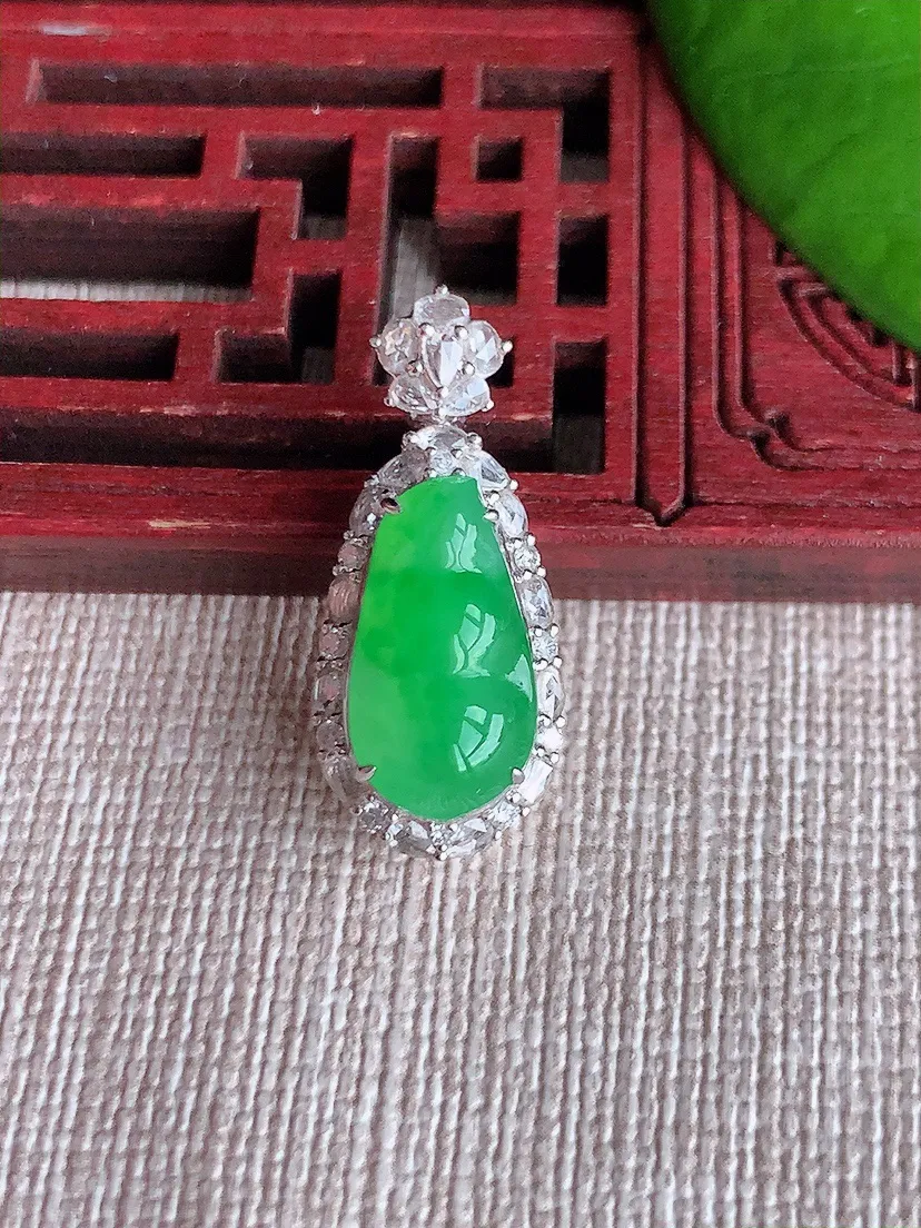 天然A货翡翠18K金伴甜绿四季豆福豆平安豆吊坠尺寸25.2×11×9裸石14.5×7.6m量3.60g 0613