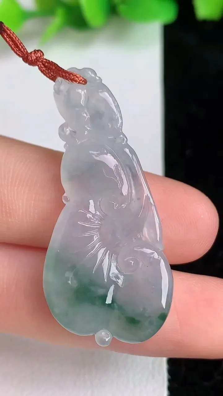 天然A货翡翠飘花如意吊坠，尺寸40.7-19-5.8，重量:6.88g
6月15日