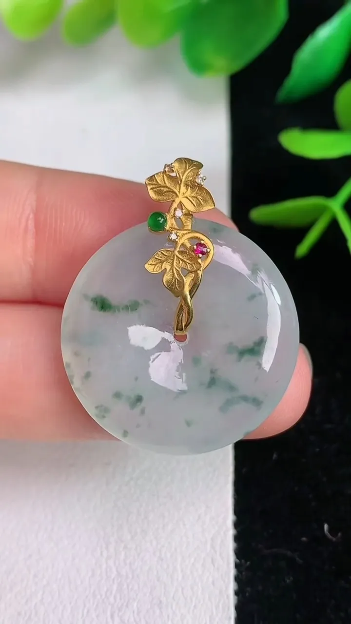 天然A货翡翠18k金飘花平安扣吊坠，尺寸24.3-4.3，重量:5.33g
6月15日