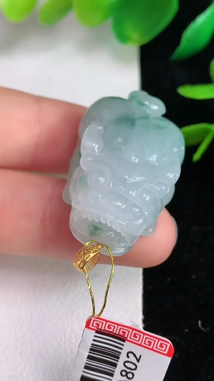 天然A货翡翠k金飘花貔貅吊坠，尺寸33.4-20.8-10.3，重量:17.25g
6月15日
