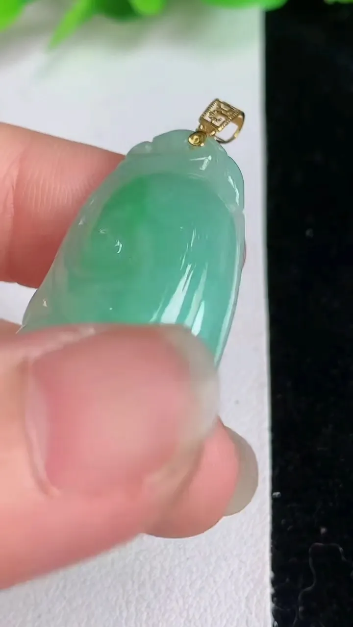 天然A货翡翠如意吊坠，尺寸37-19-7.5，重量:9.00g
6月15日