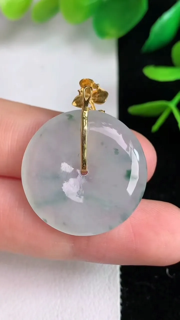 天然A货翡翠18k金飘花平安扣吊坠，尺寸24.3-4.3，重量:5.33g
6月15日