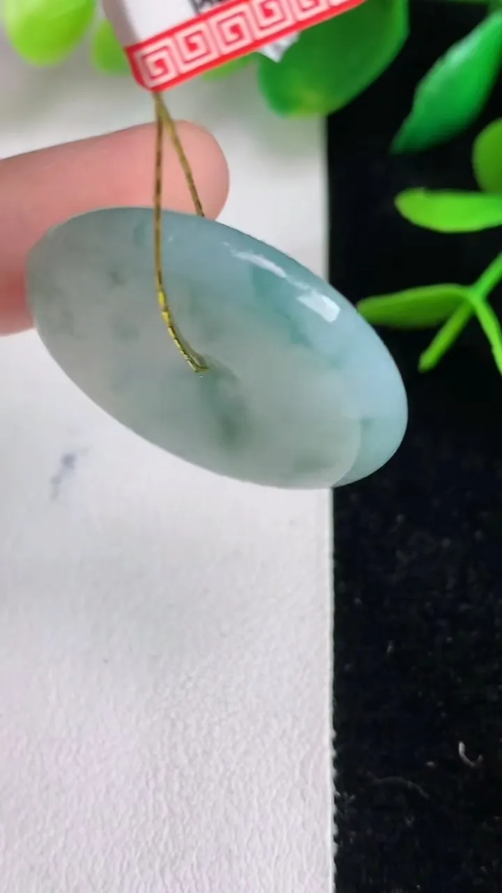 天然A货翡翠飘花平安扣吊坠，尺寸28.7-5.3，重量:10.40g
6月15日